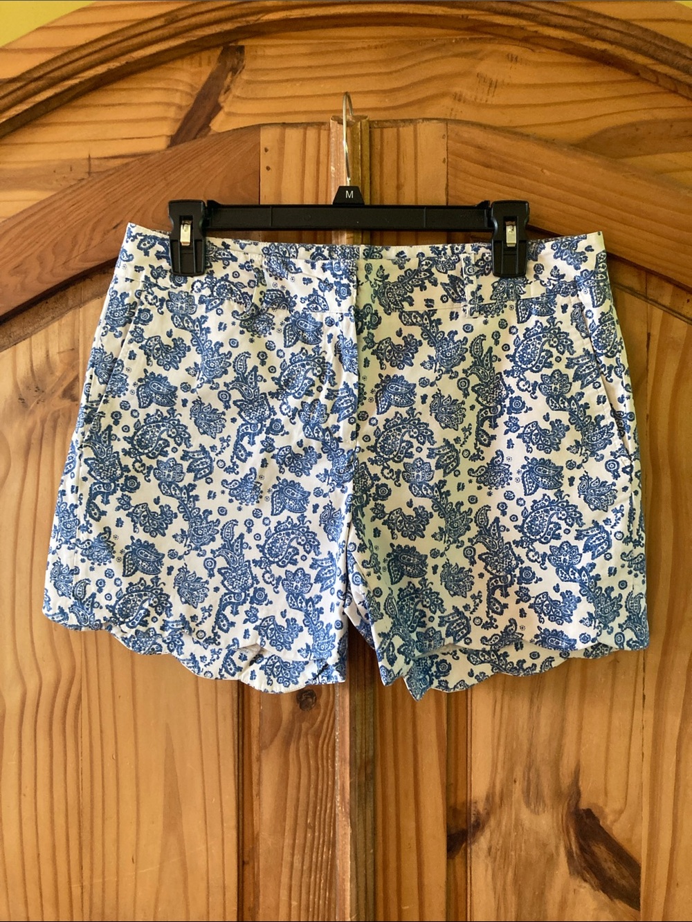 Women's J.McLaughlin white blue floral paisley scalloped hem shorts size 8